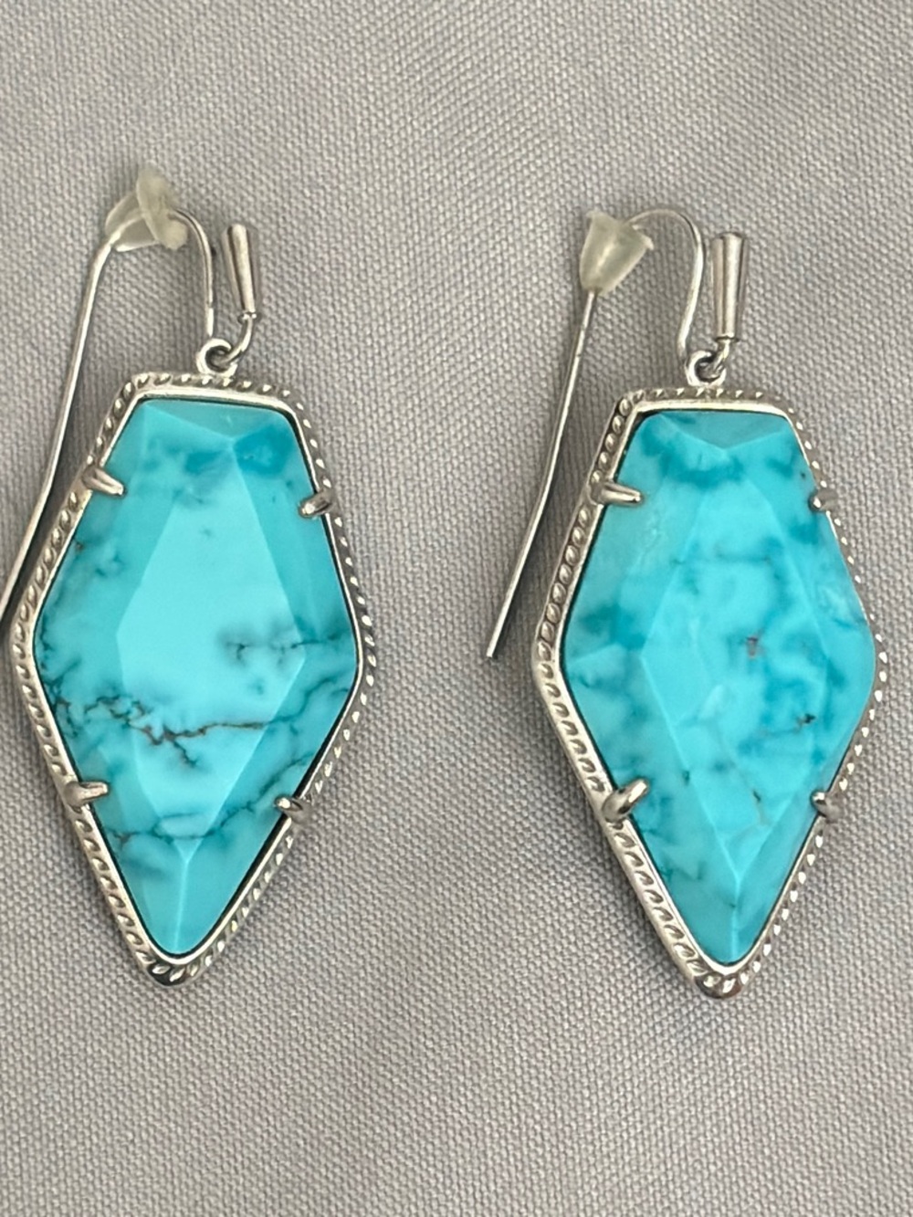 Kendra Scott Framed Tessa Drop Earrings in Variegated Turquoise
Magnesite